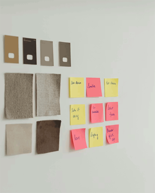 Material- und Farbkonzept mit Stoffmustern und Notizen zur Innenraumgestaltung